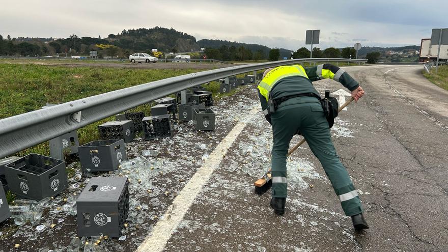 La pérdida de la mercancía de un camión que transportaba agua corta durante una hora la A-52 en San Cibrao das Viñas