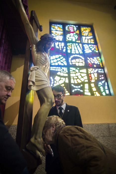 Misa y besapiés en la iglesia de la Tenderina