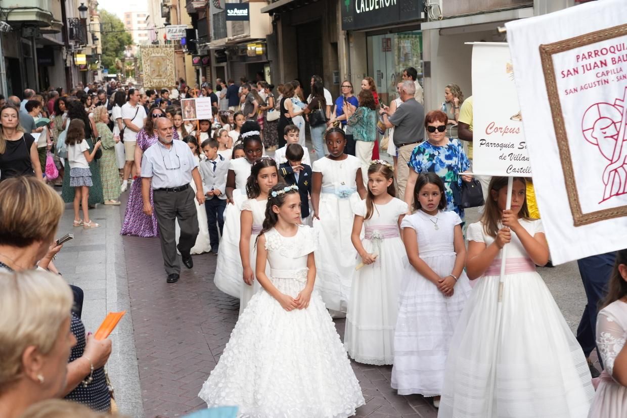 Castelló recibe con honores al Santísimo en la procesión del Corpus Christi