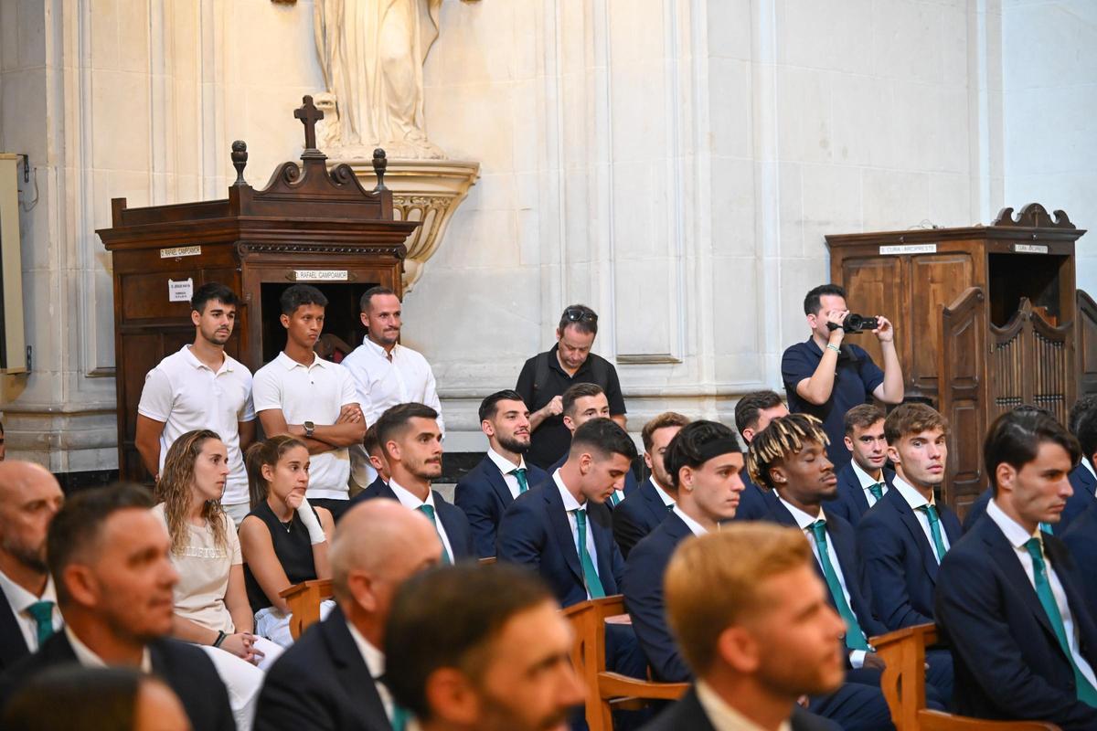 Rafa Mir, ante el confesionario durante la ofrenda a la Patrona