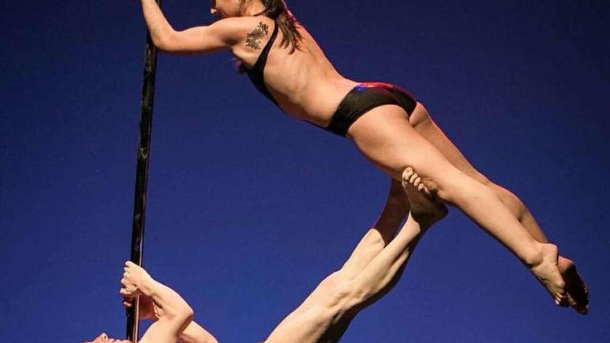 Juan Luis Oubel, abajo, durante una actuación de pole dance.