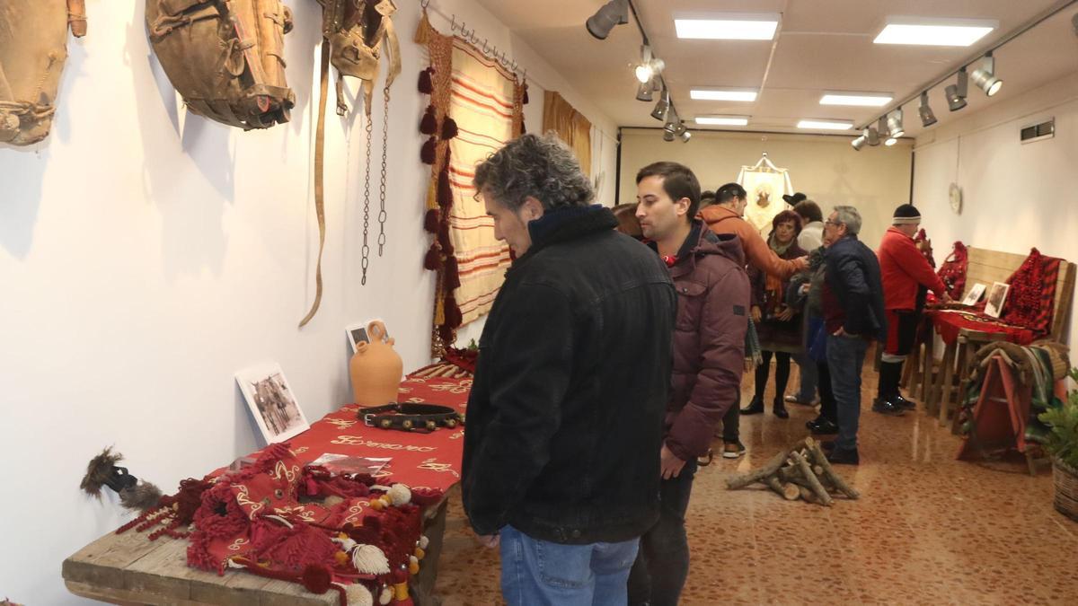 La sala de exposiciones del Ayuntamiento de l'Alcora alberga esta exposición de carácter etnográfico.