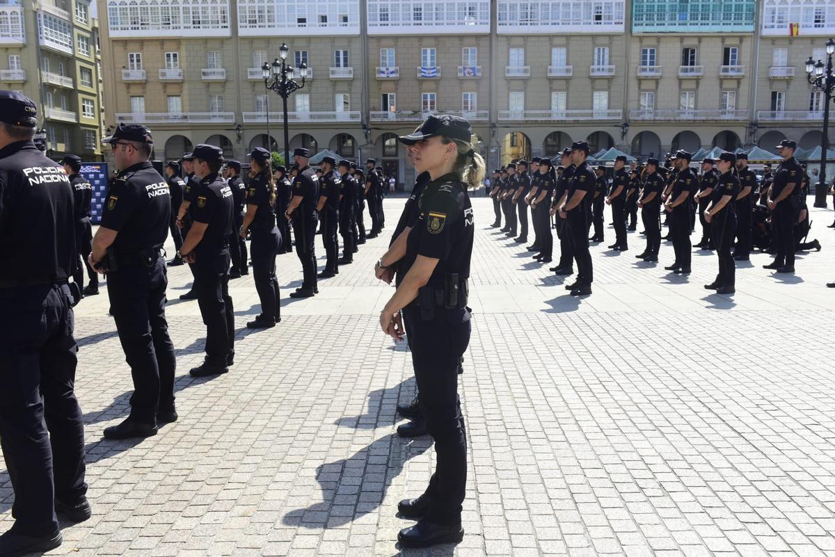 Presentación de Policías Nacionales en prácticas en la plaza de María Pita