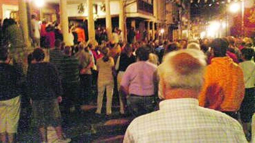 Los fieles, el jueves, ante la hornacina de la Virgen en la calle Galiana.