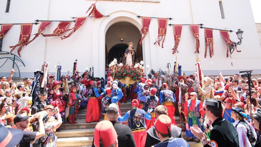 ¡Que viva Elda y San Antón!: Así ha sido el traslado del santo hasta la Iglesia de Santa Ana