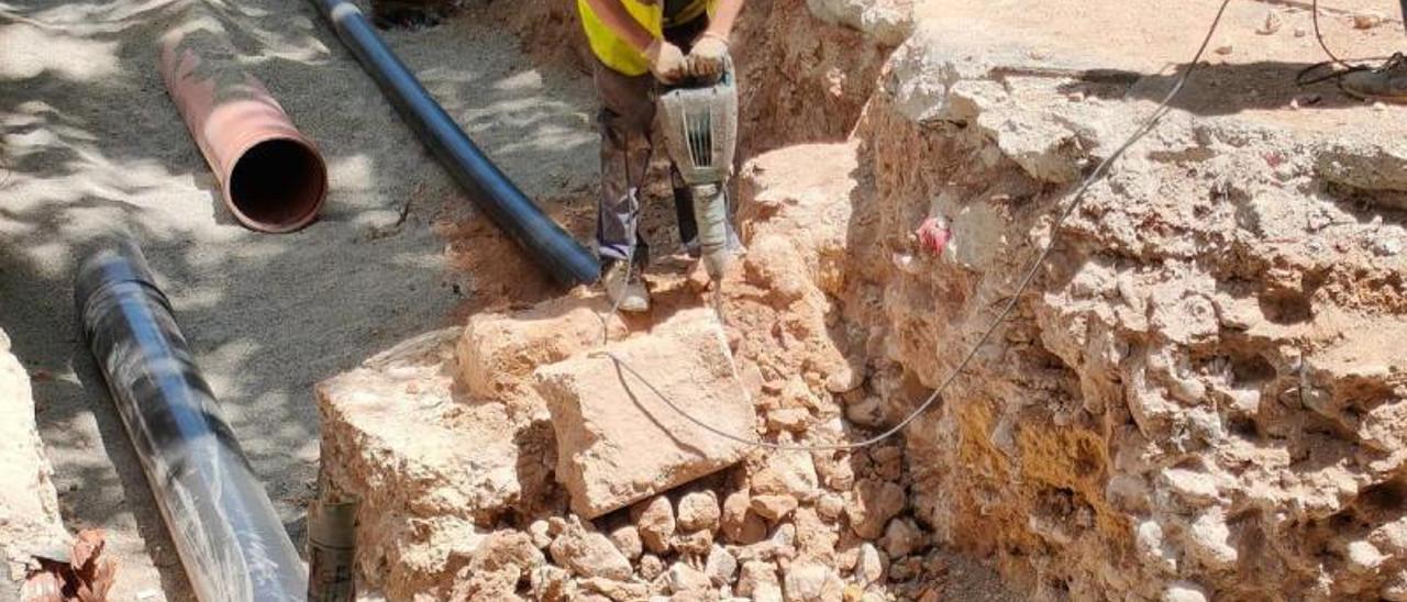 Un obrero percute en el subsuelo de plaza España.  | ARCA