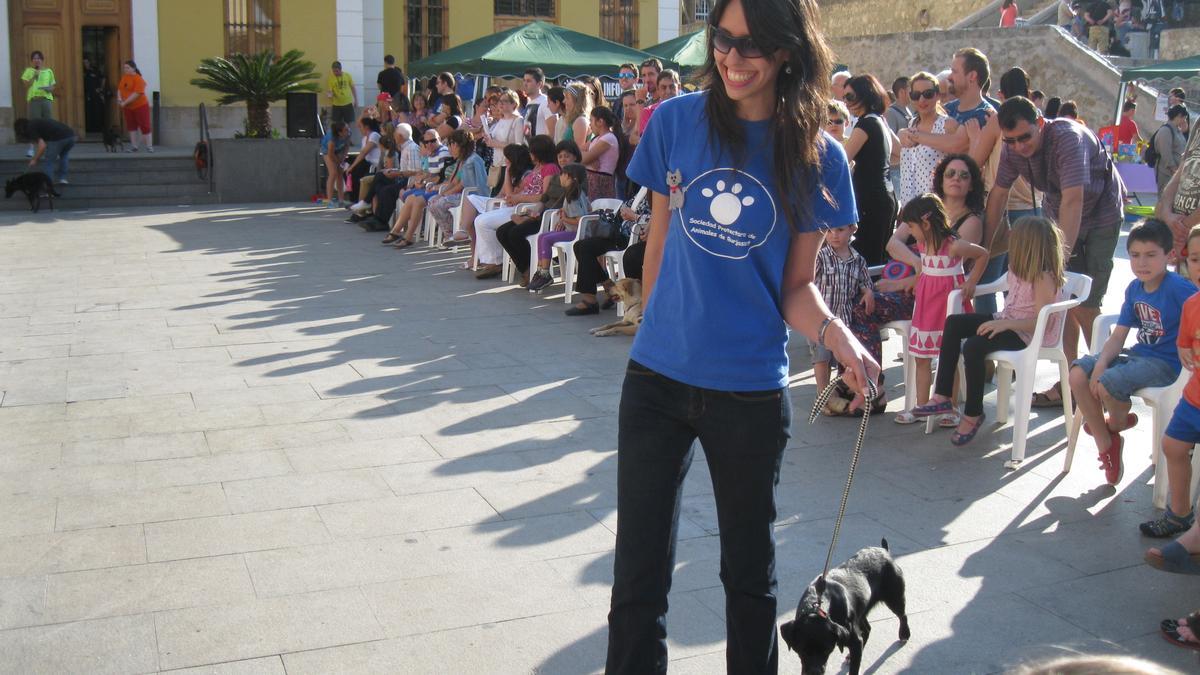 La SPAB en un desfile de animales en adopción.