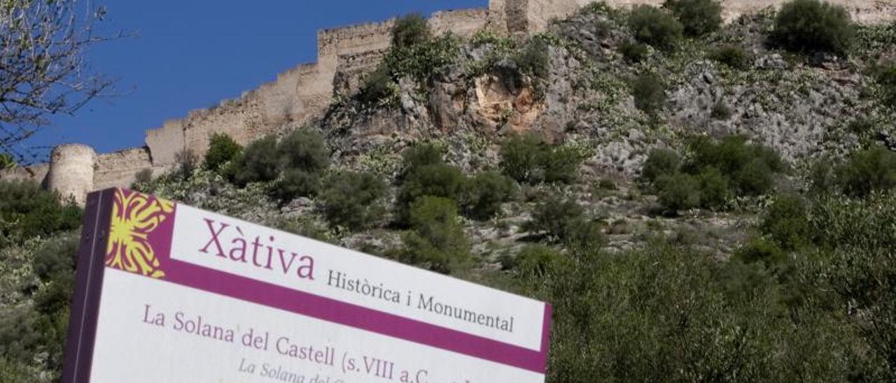 Imagen de archivo de la parte trasera del Castell de Xàtiva, ubicación por la que discurre la senda donde está el acceso subterráneo. | PERALES IBORRA