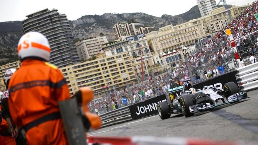 Lewis Hamilton conduce su bólido por las calles de Montecarlo.