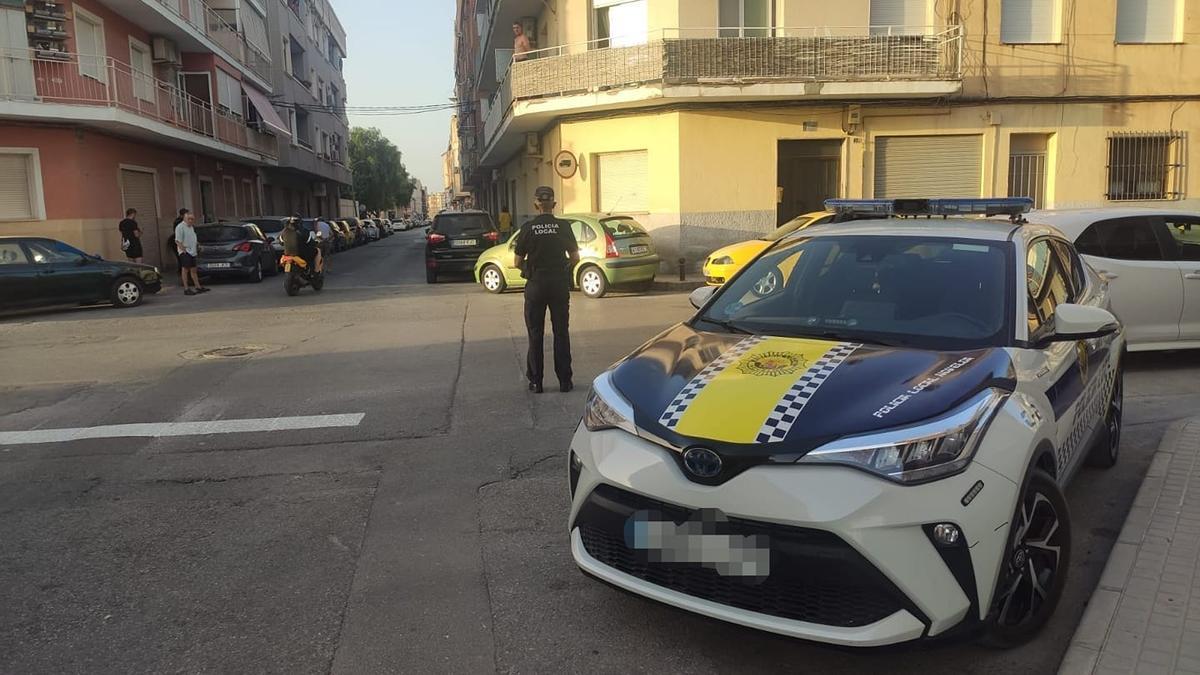 Un agente de la Policía Local de Novelda durante una intervención de tráfico en el casco urbano.