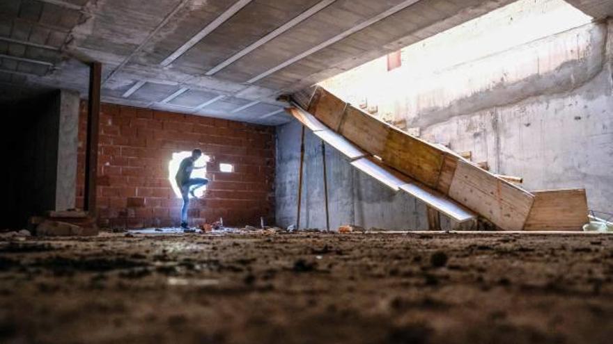 Imagen exterior e interior que presenta el bloque de pisos de la zona Barranco de Aspe tras ocho años de abandono.