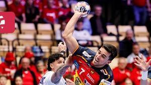 Gurri efectúa un lanzamiento en el partido de este lunes contra Francia.