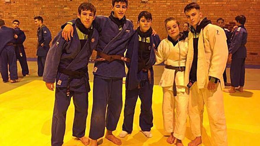 D&#039;esquerra a dreta, Martí Calafell, Esteve Gaona, Miquel Peña, Bruna Rojo i Oriac Rojo, cadets del Judo Santpedor als campionats de Falset