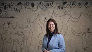 Degana del COAC, Col·legi Oficial d’Arquitectes de Catalunya, Sandra Bestraten. En la foto, delante del mural ‘la sardana’ , de Picasso, ubicado en el interior del COAC. Barcelona, 4 de junio de 2026. Fotografía de Ferran Nadeu
