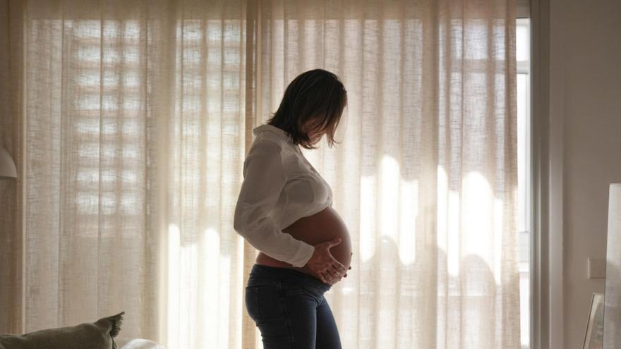 Una mujer embarazada,