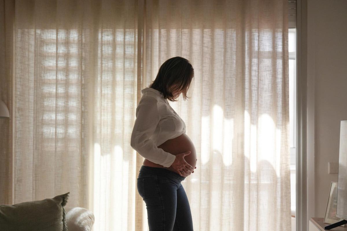 Una mujer embarazada