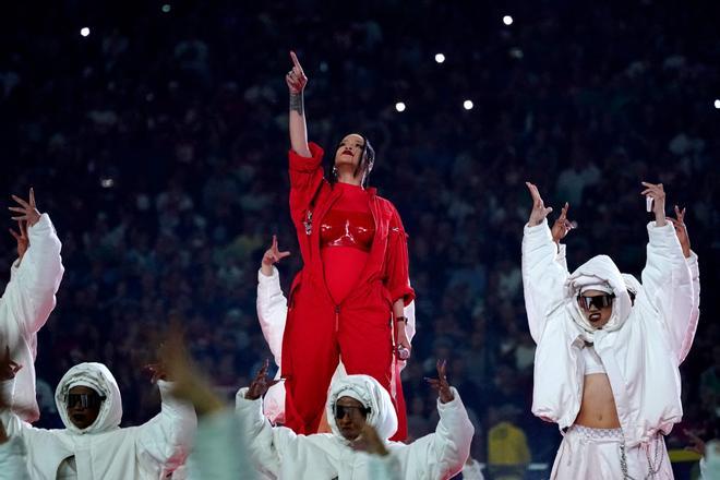 Así ha sido la espectacular actuación de Rihanna en la Super Bowl