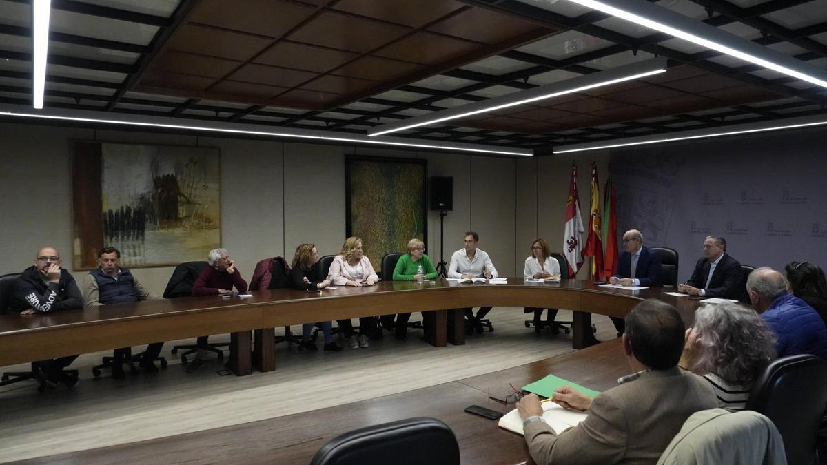 Un momento de la reunión mantenida con los alcaldes de pueblos de La Guareña.