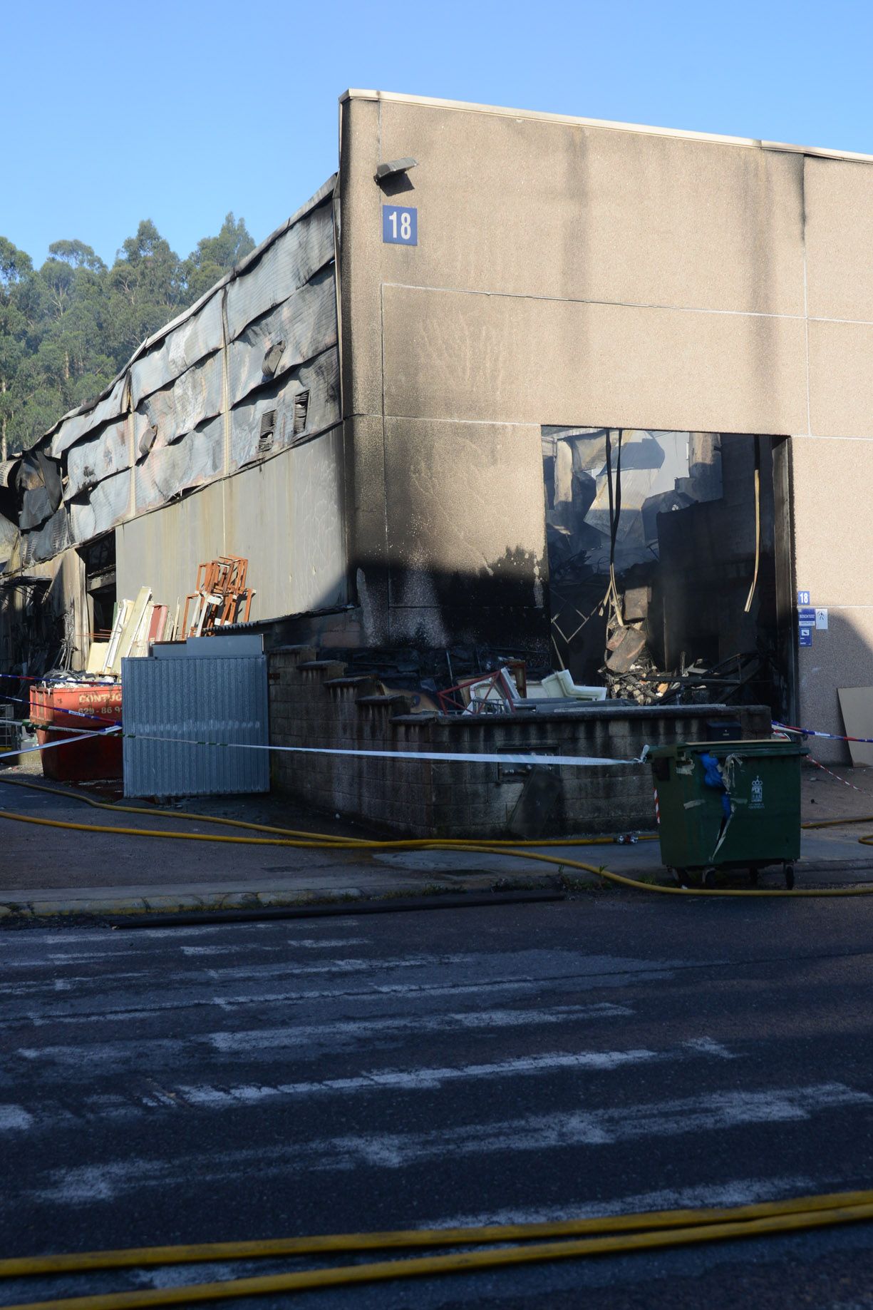 El incendio en una fábrica del polígono de Castiñeiras, en Bueu (I)