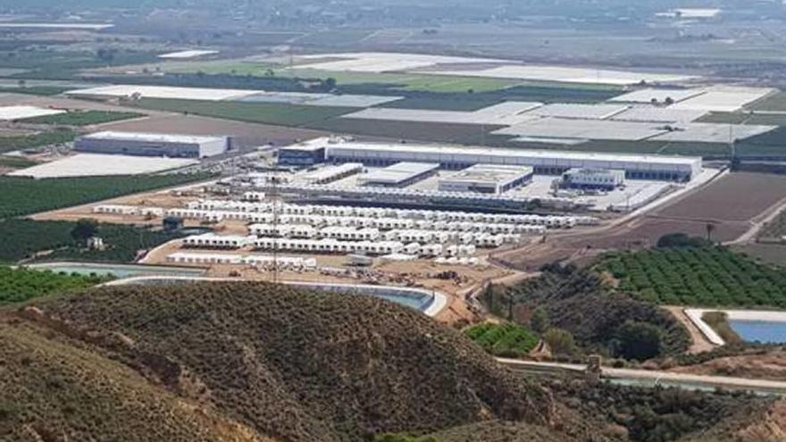 Una vista de la instalaciones de Primafrío en Alhama, con el aparcamiento junto a la sierra.