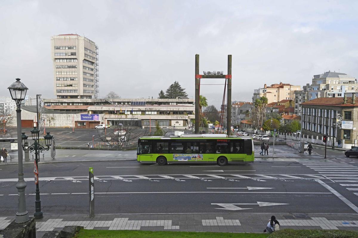 Un autobús urbano, en Camelias frente a la casa consistorial.