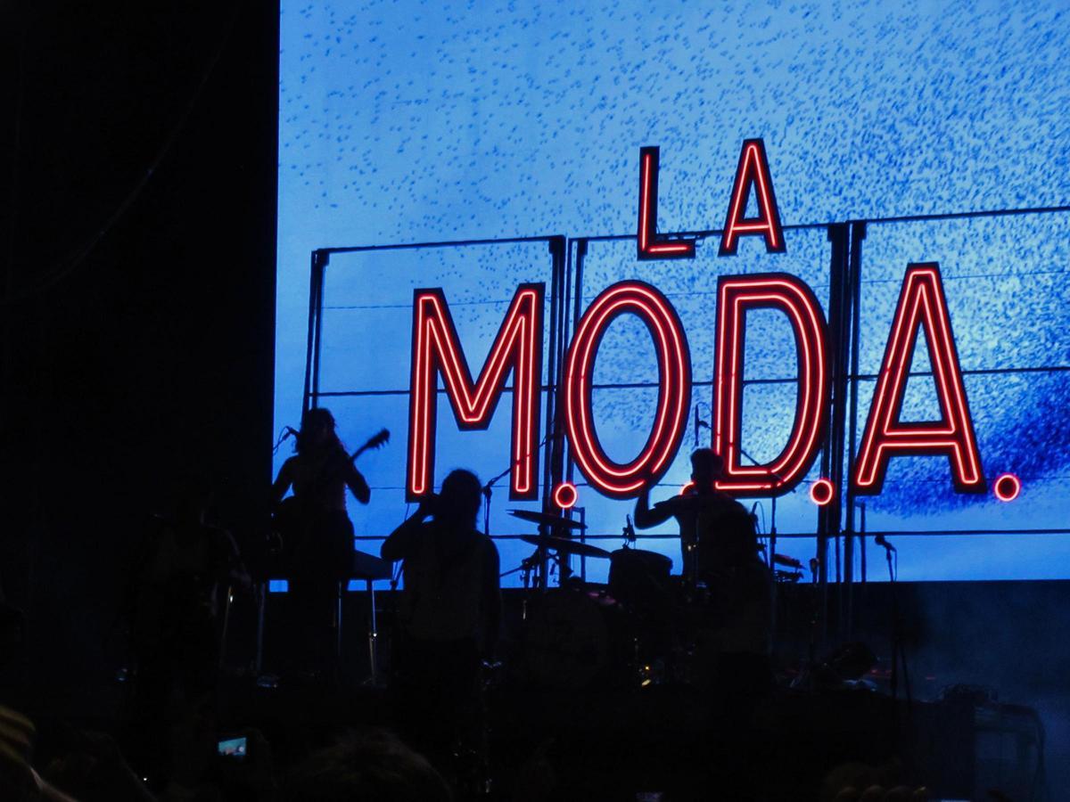 La M.O.D.A actuando en el Brisa