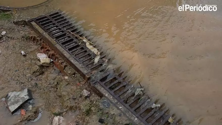 Vídeo | Los 'mares' del polígono Charca Musia vuelven a desbordarse en Cáceres