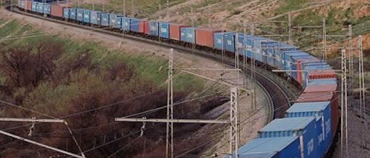 El Consell exige al Gobierno nuevos trenes de carga  para el Corredor