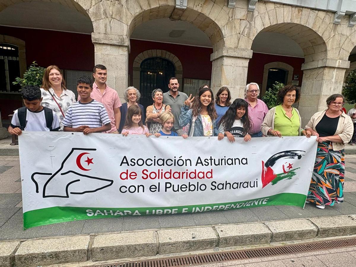 Los niños saharauis con sus familias de acogida y las autoridades, en el Ayuntamiento de Mieres