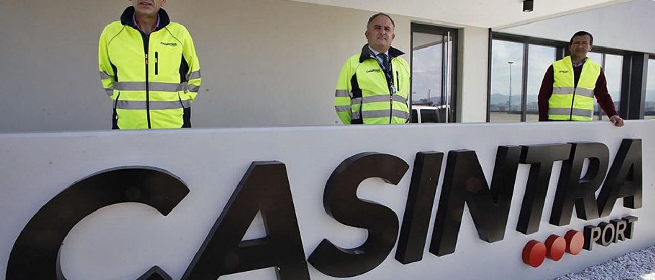 Por la izquierda, Javier García, Francisco Álvarez y José María Hevia, en Casintra Port.