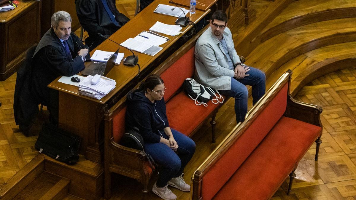 Alba Andreu e Ismael Molina, en el banquillo de los acusados durante el juicio que se celebra en la Audiencia de Barcelona.