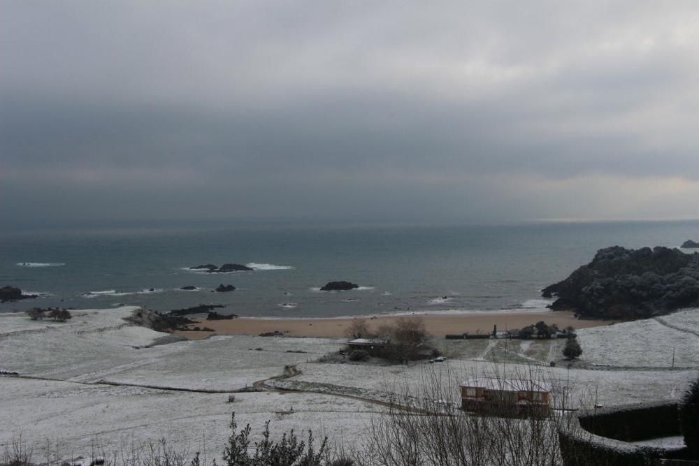 Llanes, de postal bajo el manto blanco: costa de Barru y Niembru