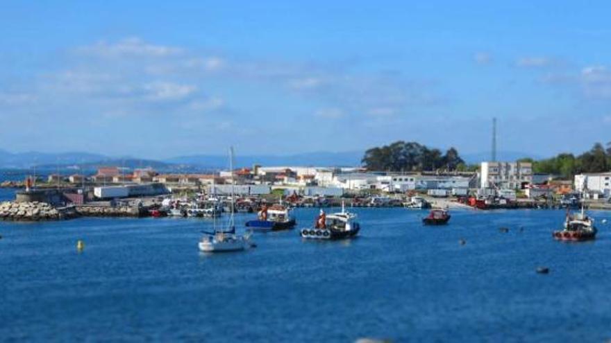 Una vista del muelle de Meloxo que se quiere ampliar, tomada desde Punta Moreiras.  // Muñiz