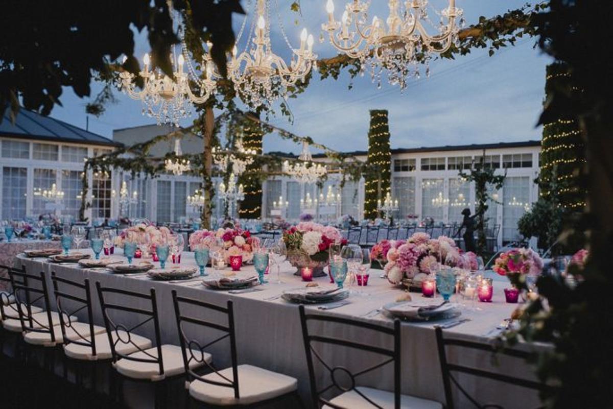 Ilumina tu boda: Candelabros que cuelguen sobre las mesas