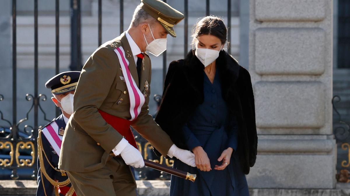 El divertido momento en el que el rey Felipe VI le entrega discretamente un broche a la reina Letizia