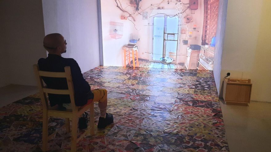 La Sala de Exposiciones Chema Cobo de la Facultad de Bellas Artes de la Universidad de Málaga acoge la muestra 'Una casa en Mismiliana, prácticas de descubrimiento'.