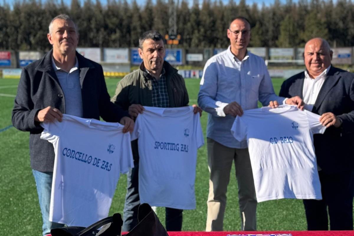 O alcalde, Manuel Muíño, á esquerda, no acto de reapartura do Platas Reinoso.