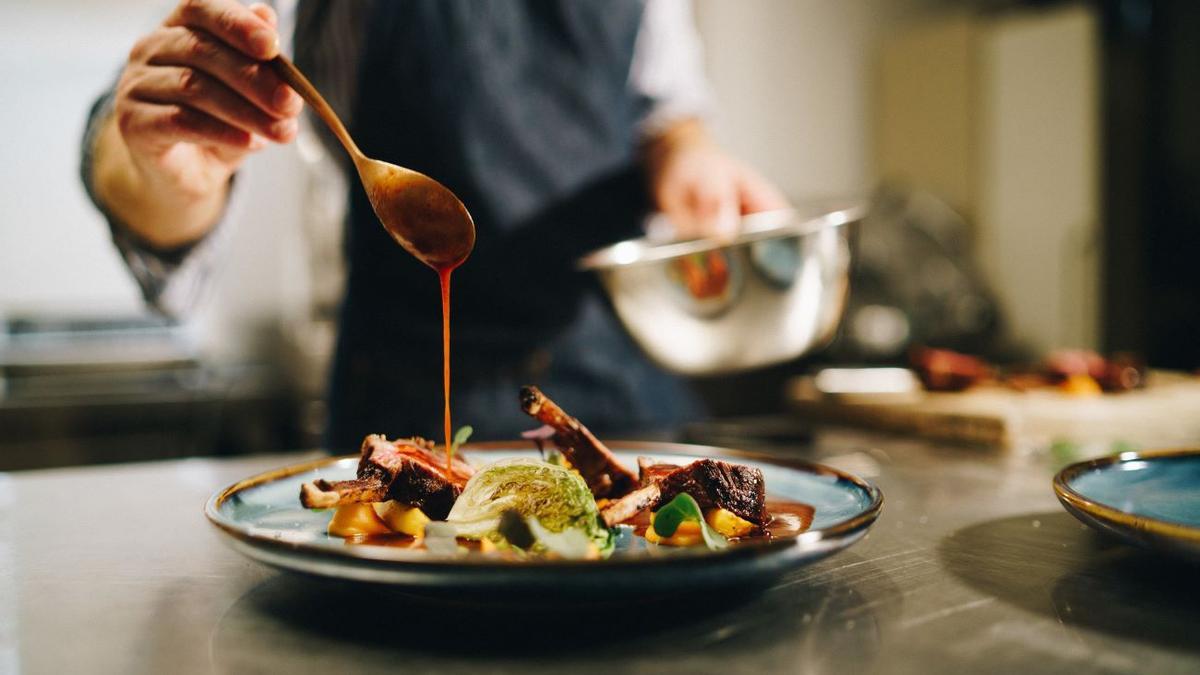 Un chef rematando un plato