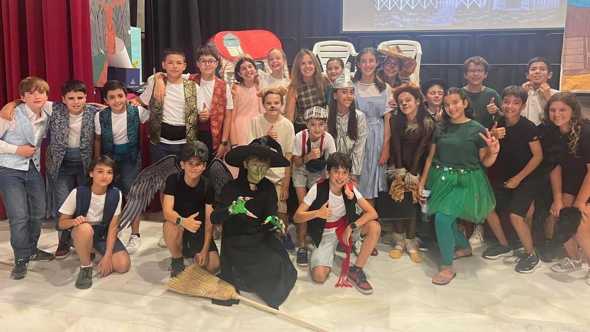 Alumnos y profesores participantes en la obra