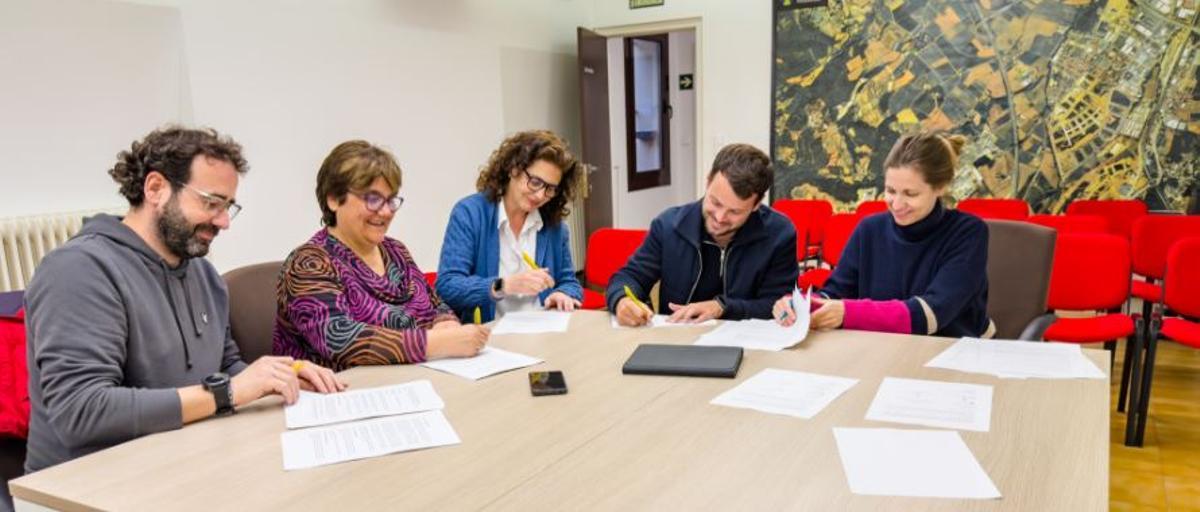 Signatura del primer conveni  del personal municipal de Vilablareix.
