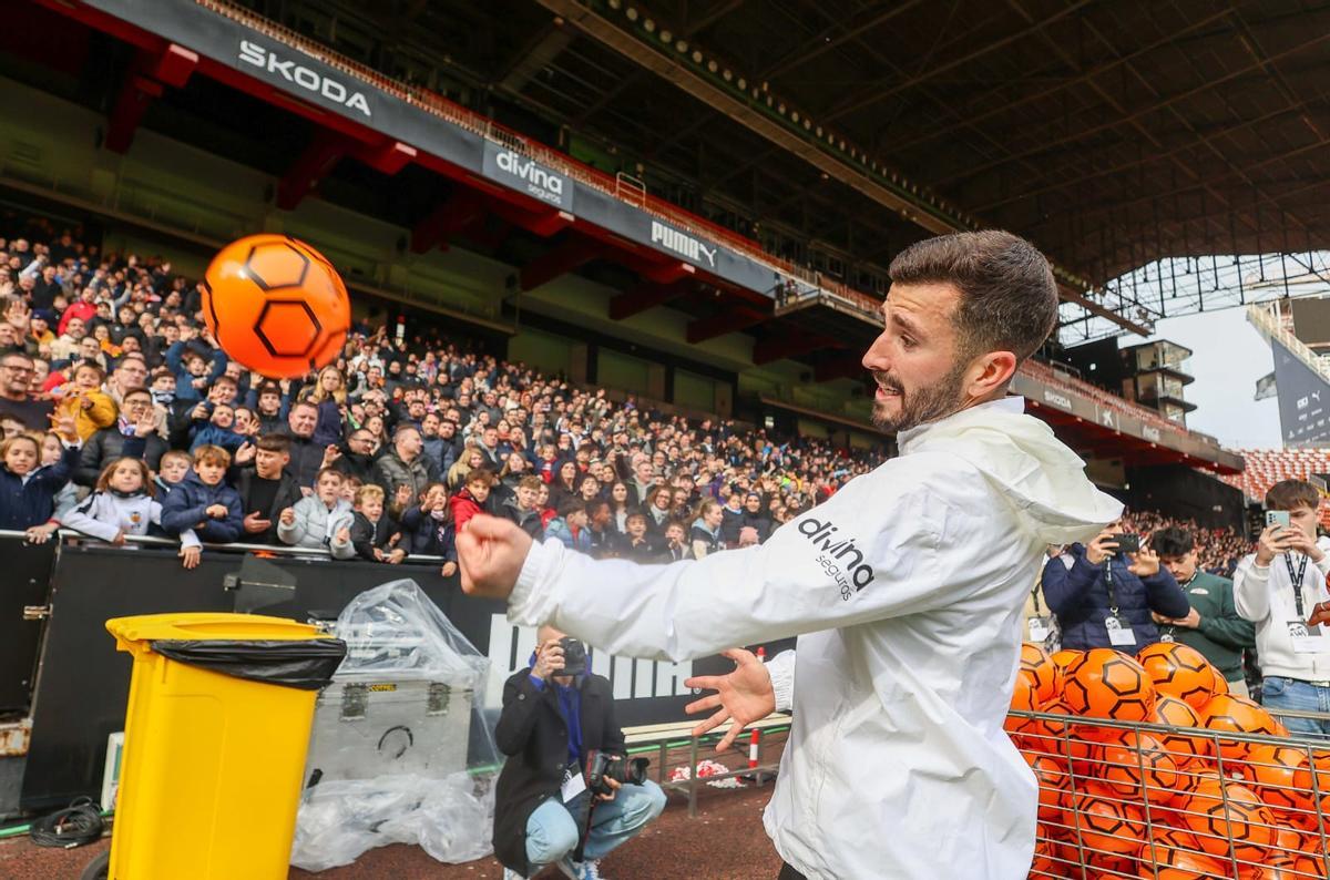 Búscate en las gradas de Mestalla durante el entrenamiento del Valencia CF