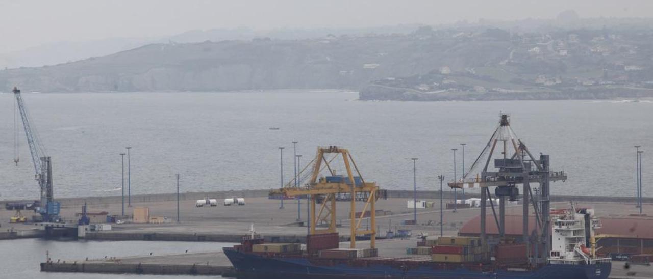 Zona de atraque de los barcos de la autopista del mar en El Musel.