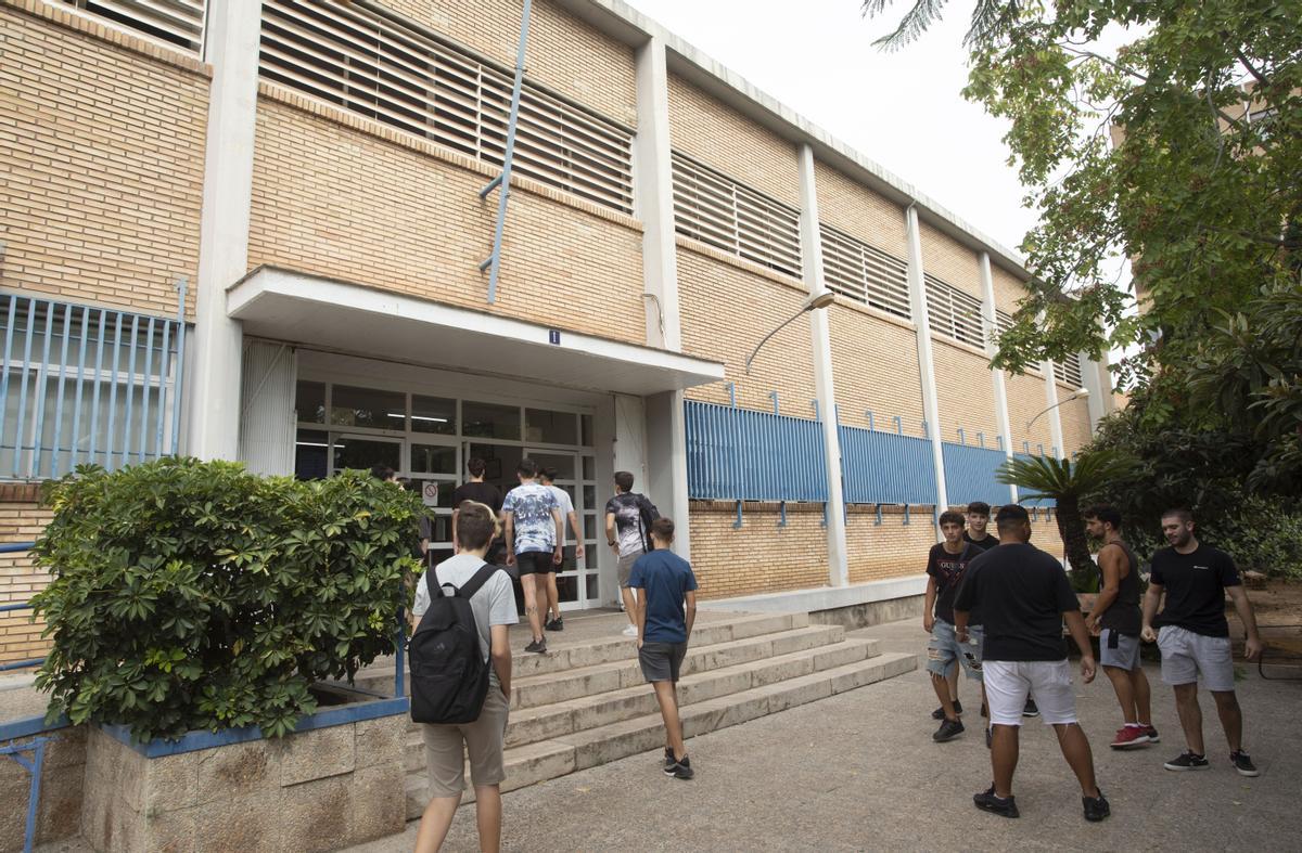Fotografía de archivo de alumnos a la entrada de un instituto de València