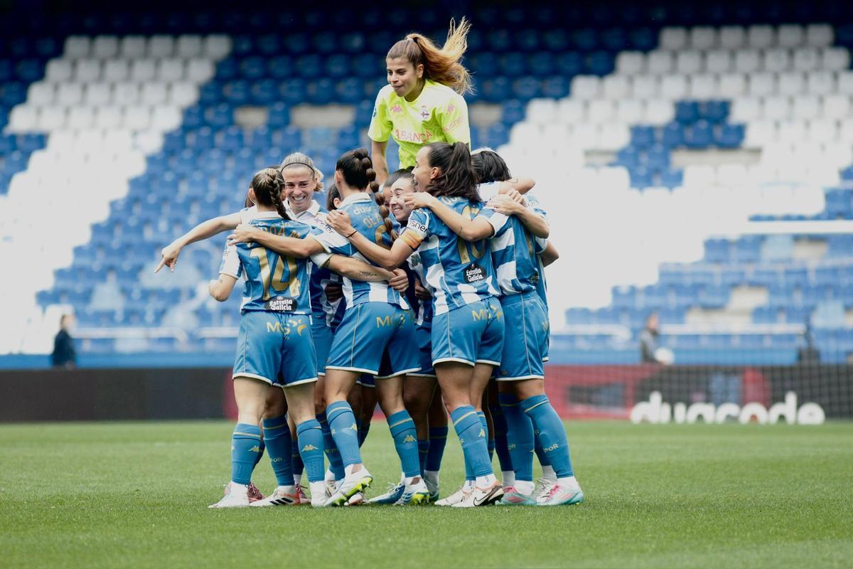 Las jugadoras del Deportivo celebran el tanto de Bárbara ante a Real Sociedad.