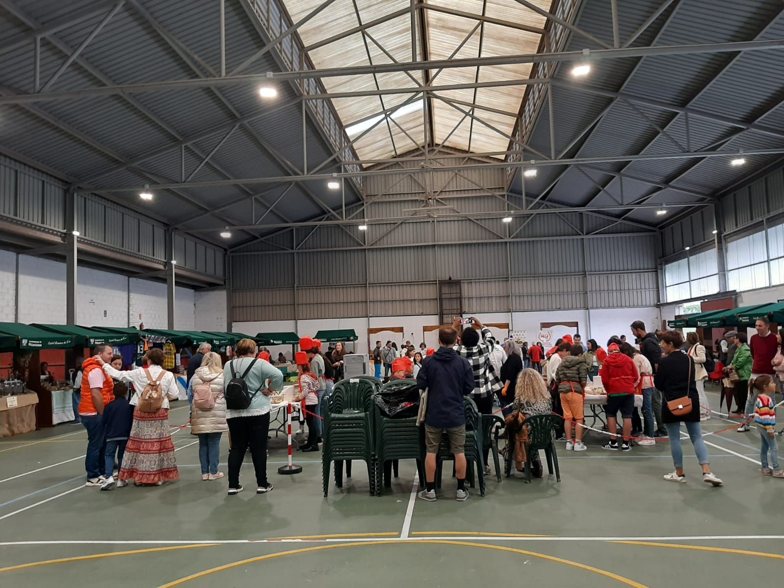 Sariego celebra con éxito su feria agroalimentaria