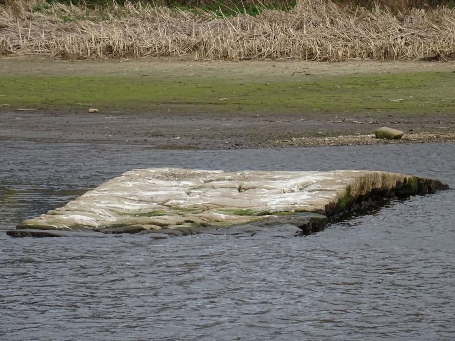 Puente que ha aparecido en el embalse de Sabón