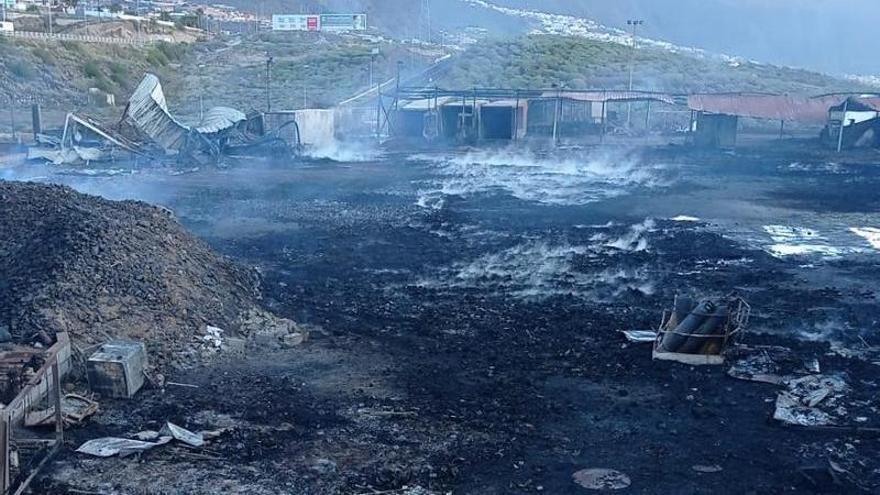 Así quedó la nave de palés incendiada en Tenerife