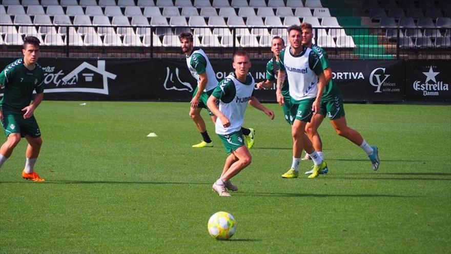 Cano ya entrena con toda la plantilla