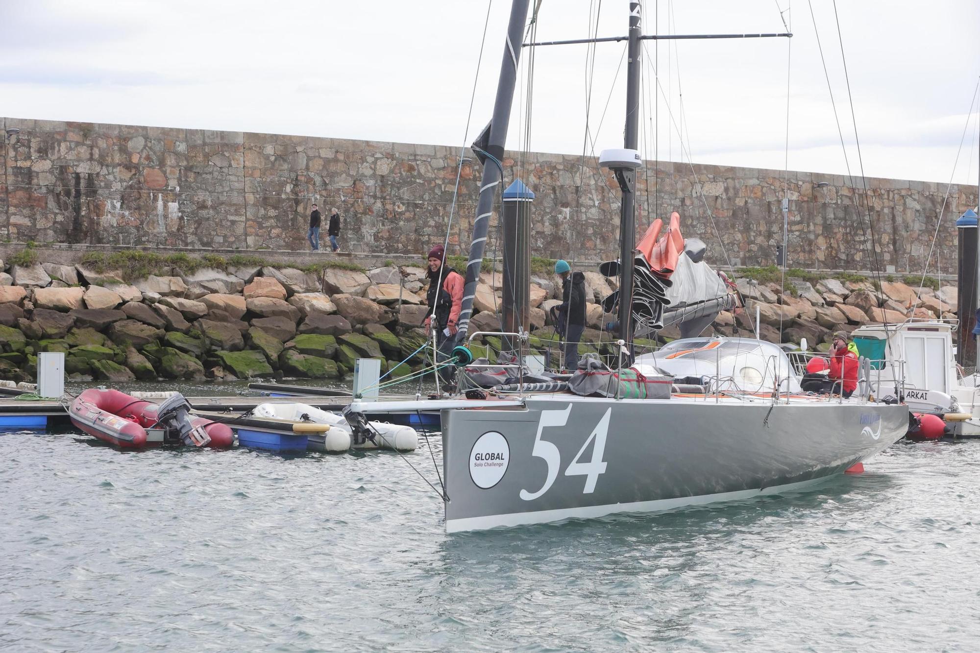 Cole Brauer llega a A Coruña tras dar la vuelta al mundo en solitaroi