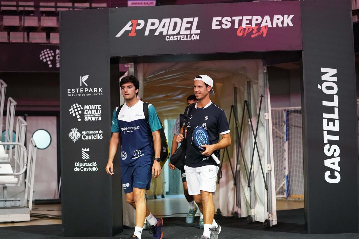 Alejandro Prados y Diego López entran en el Ciutat de Castelló para disputar su encuentro.
